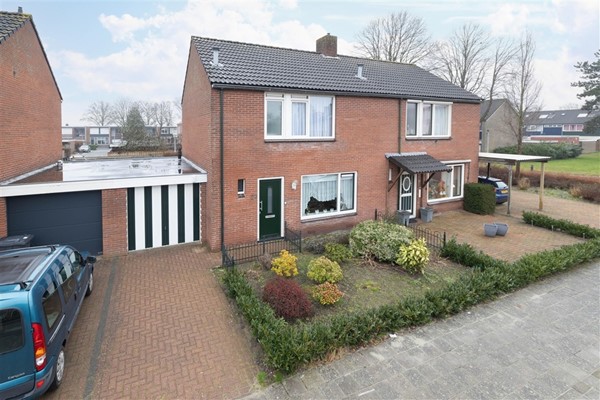 Te koop: Geschakelde twee onder een kapwoning met aangebouwde garage en kunststof kozijnen.